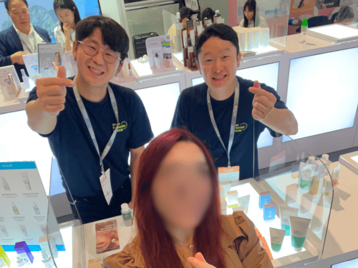 Product sampling session with overseas buyers